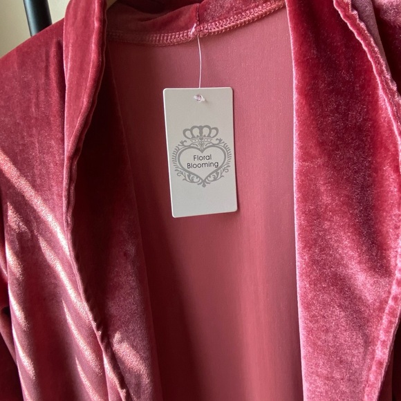 A dark blush rose color dressy, dressed down very cozy jacket not heavy at all - Picture 4 of 4